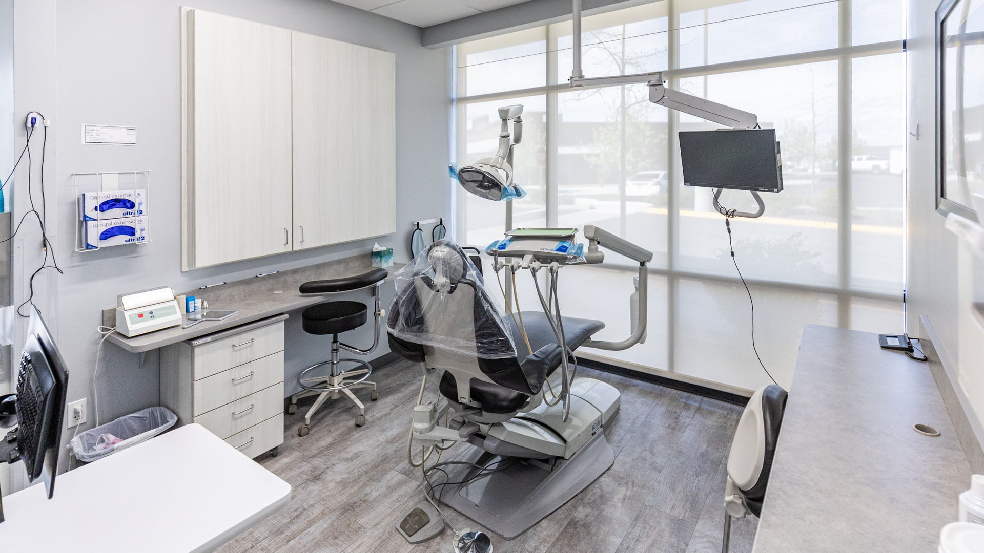 local-dentist-modern-dental-treatment-room_gentle-dental-bend-optimized
